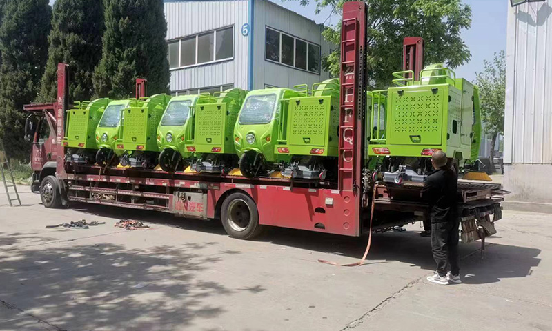 百易三輪駕駛式樹葉收集車發(fā)車！操作簡單，輕輕松松搞定落葉收集轉(zhuǎn)運難題！