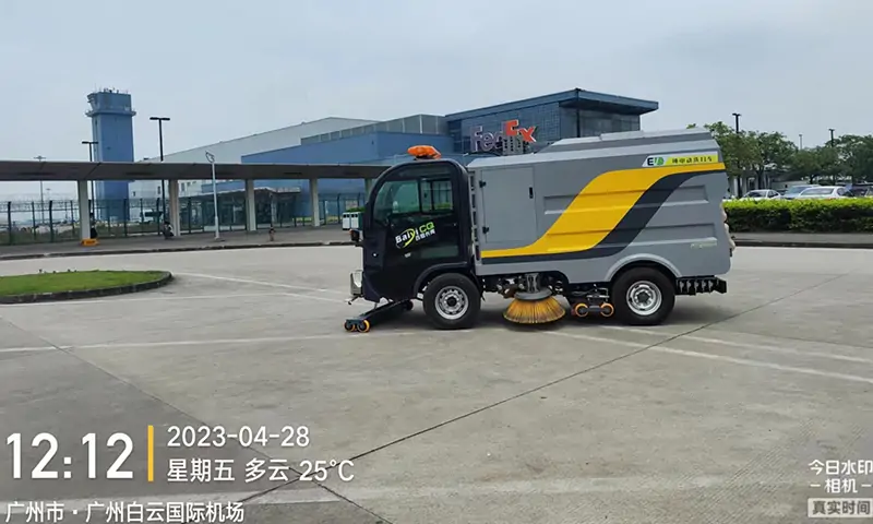 百易純電動洗掃車到達白云機場，助力機場環(huán)衛(wèi)環(huán)境建設，共建美好城市形象！