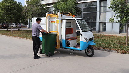 側(cè)裝式垃圾清運(yùn)車(chē)BY-L25操作環(huán)境