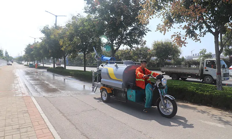三輪樹葉收集車，體積小巧，操作簡單，環(huán)衛(wèi)作業(yè)必不可少落葉收集神器！