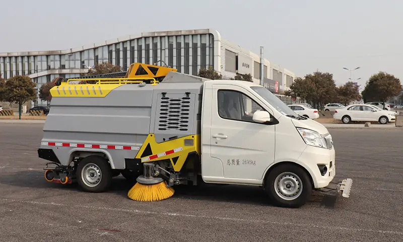 可上牌純電動洗掃車！自動檔位，動力強勁，專注背街小巷路面衛(wèi)生治理！