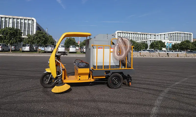 高效便捷的三輪駕駛式樹葉收集車，改善清潔工作效率！