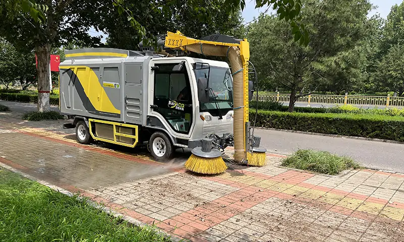樹葉收集車——引領(lǐng)綠色清潔革命的力量，落葉收集專用車輛。