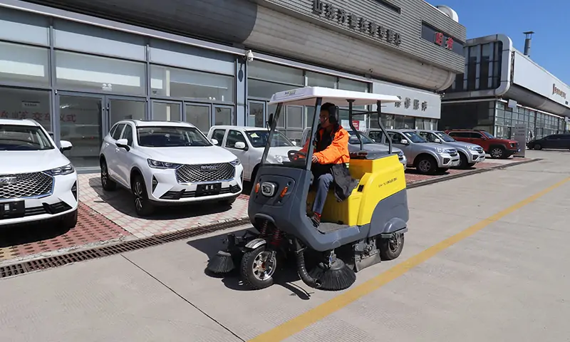 小型三輪駕駛式掃地車：高效清潔與環(huán)保共贏，純電動，更環(huán)保！