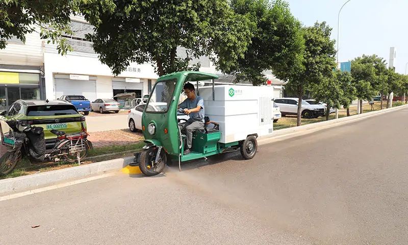 多功能高壓沖洗車：道路保潔的全新助力設備，環(huán)境美好建設者