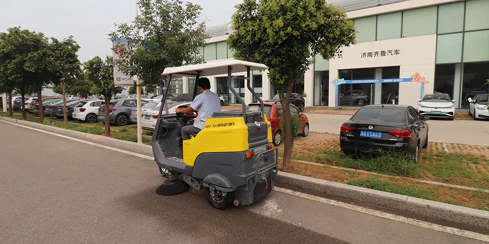 純電動樹葉收集車_多功能樹葉收集車_吸樹葉的機(jī)器_掃樹葉神器