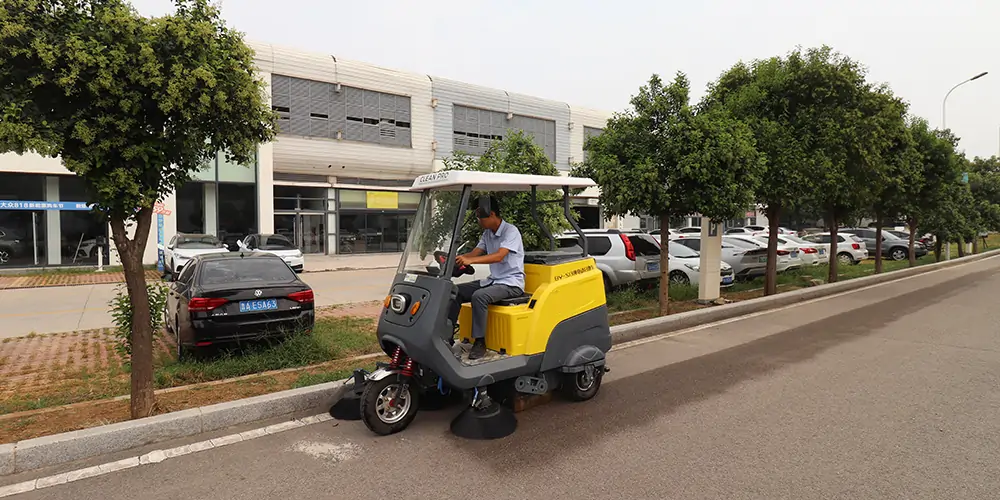 純電動樹葉收集車_多功能樹葉收集車_吸樹葉的機(jī)器_掃樹葉神器