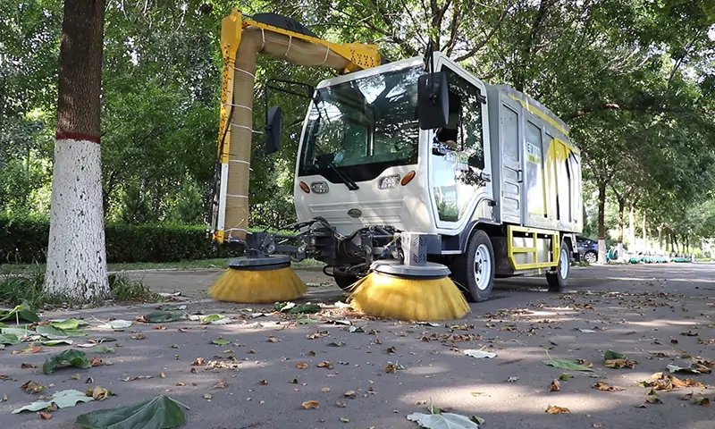 秋季落葉收集神器，純電動(dòng)四輪多功能樹葉收集車！操作簡單，效率高效！