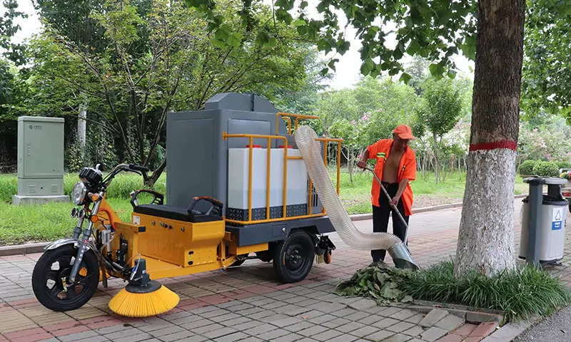 小型三輪駕駛式樹葉收集車：環(huán)衛(wèi)利器的革新，操作簡單，功能多樣！