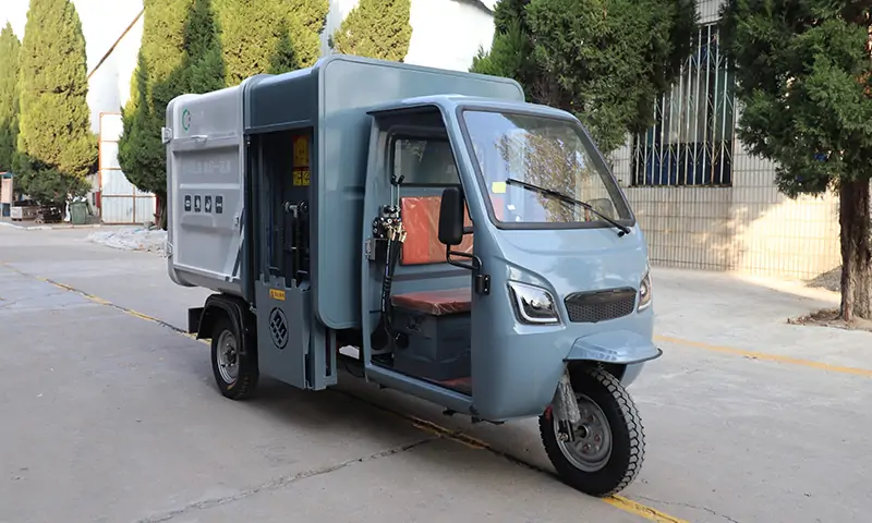 標題：側裝式垃圾清運車：美好城市環(huán)境的助力者