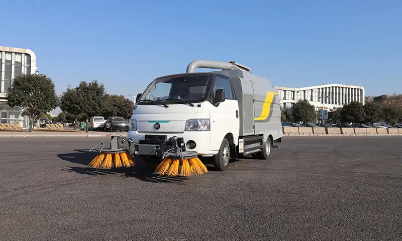 新能源樹葉收集車，助力環(huán)保與多功能應用！共創(chuàng)美好生活環(huán)境！