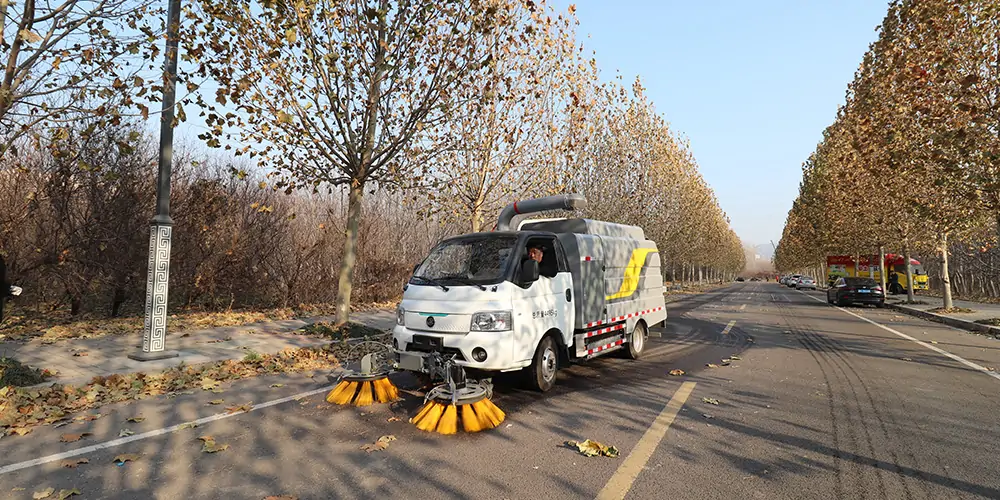 新能源樹(shù)葉收集車 新能源多功能樹(shù)葉收集車 新能源吸樹(shù)葉的機(jī)器 新能源新型樹(shù)葉收集車