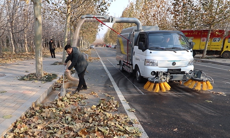 輕型新能源樹葉收集車：高效環(huán)保，城市清潔新選擇