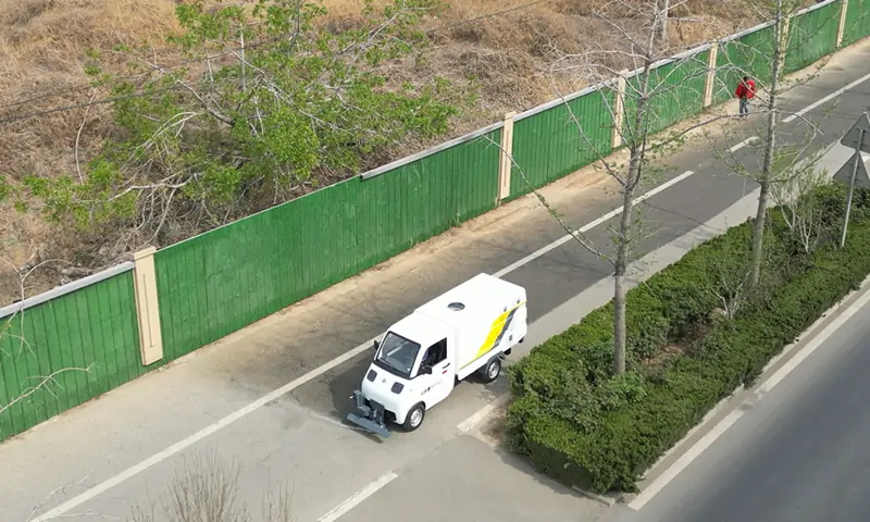 新能源路面養(yǎng)護車：創(chuàng)新清潔解決方案，提升城市環(huán)境質量
