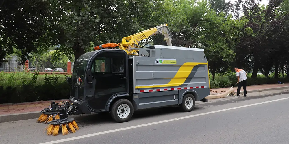 樹葉收集車，新能源樹葉收集車，多功能樹葉收集車，四輪樹葉收集車