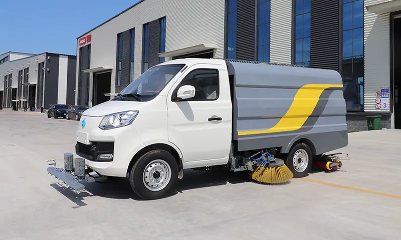 新能源純電動洗掃車，高效洗掃，徹底解決輔道、非機(jī)動車道等狹窄路段路面清潔問題