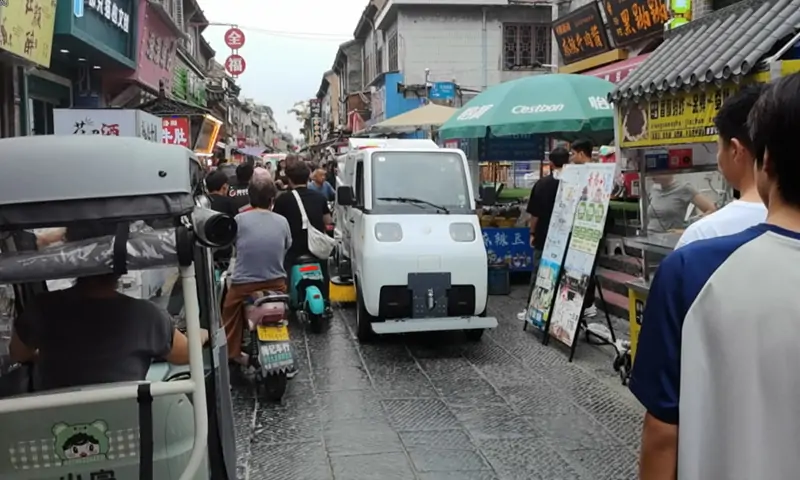 新能源洗掃車現(xiàn)場實(shí)拍：助力城市環(huán)衛(wèi)，打造綠色環(huán)保新標(biāo)桿